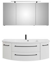 Moderne Badkombination mit dreiteiligem Spiegelschrank und weißem Waschtisch mit schwarzen Griffen, Frontalansicht.