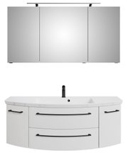 Moderne badkamercombinatie met driedelige spiegelkast en witte wastafel met zwarte handgrepen, gezien van voren.