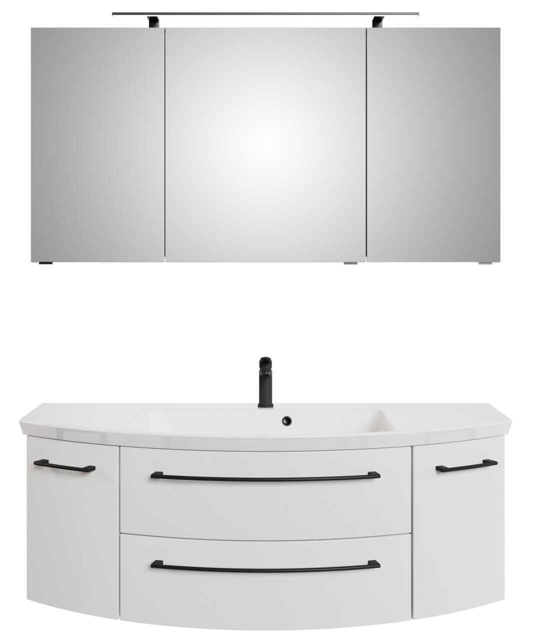 Moderne Badkombination mit dreiteiligem Spiegelschrank und weißem Waschtisch mit schwarzen Griffen, Frontalansicht.