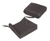 Zwei schwarze Loungesesselhüllen, eine gefaltet und eine geöffnet, aus der Vogelperspektive.