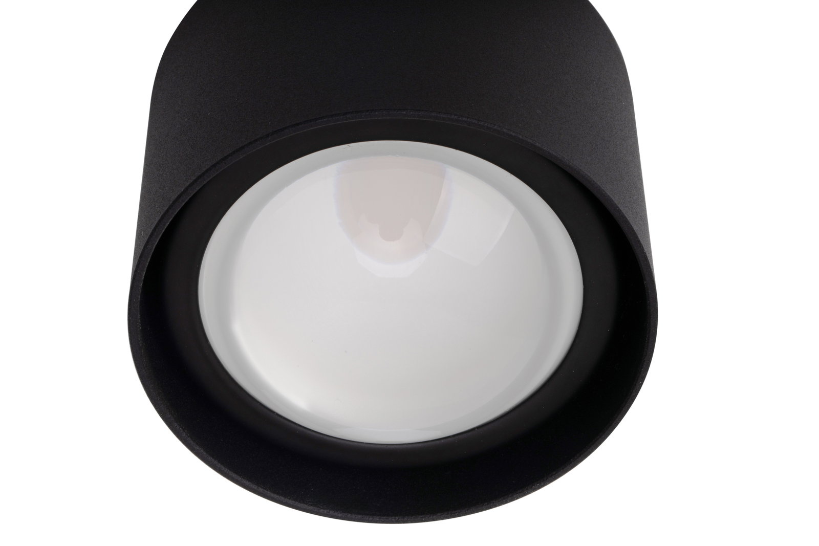 Nahaufnahme eines LED-Spotkopfs in schwarzem Gehäuse, von unten betrachtet.