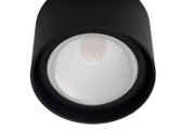 Nahaufnahme eines LED-Spotkopfs in schwarzem Gehäuse, von unten betrachtet.