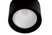 Nahaufnahme eines LED-Spotkopfs in schwarzem Gehäuse, von unten betrachtet.