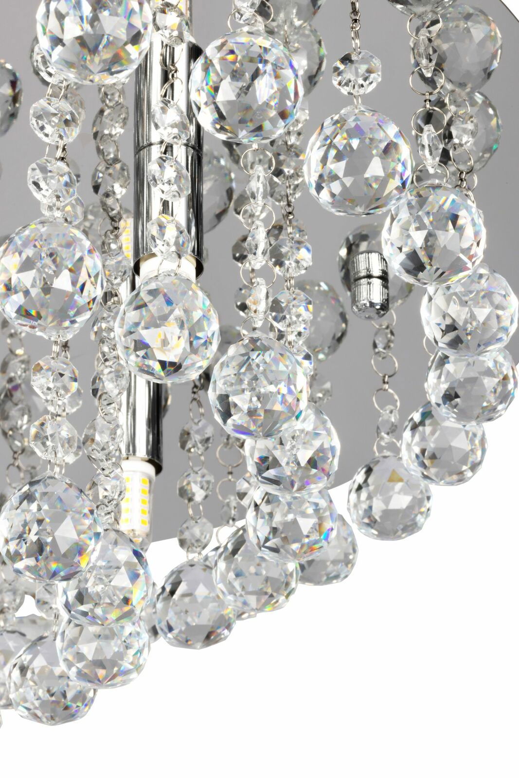 Nahaufnahme einer Deckenleuchte mit funkelnden Kristallanhängern, von unten betrachtet.