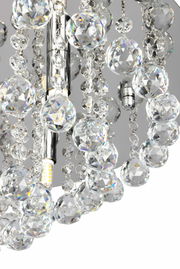 Nahaufnahme einer Deckenleuchte mit funkelnden Kristallanhängern, von unten betrachtet.