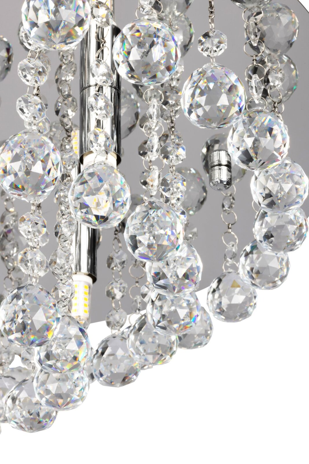 Nahaufnahme einer Deckenleuchte mit funkelnden Kristallanhängern, von unten betrachtet.