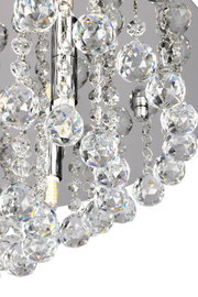 Nahaufnahme einer Deckenleuchte mit funkelnden Kristallanhängern, von unten betrachtet.