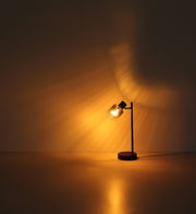 Moderner Strahler mit warmem Licht, seitliche Perspektive