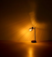 Moderner Strahler mit warmem Licht, seitliche Perspektive
