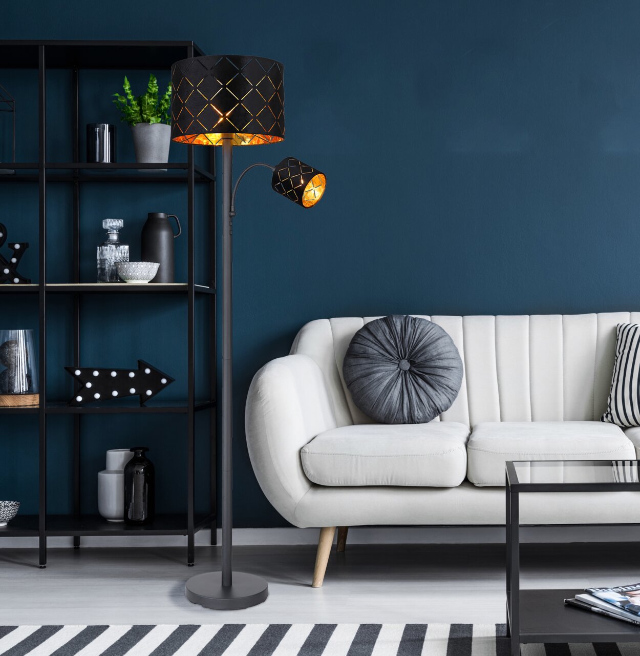 Moderne Stehleuchte mit zwei schwarzen Lampenschirmen in einem stilvollen Wohnzimmer, seitliche Perspektive.