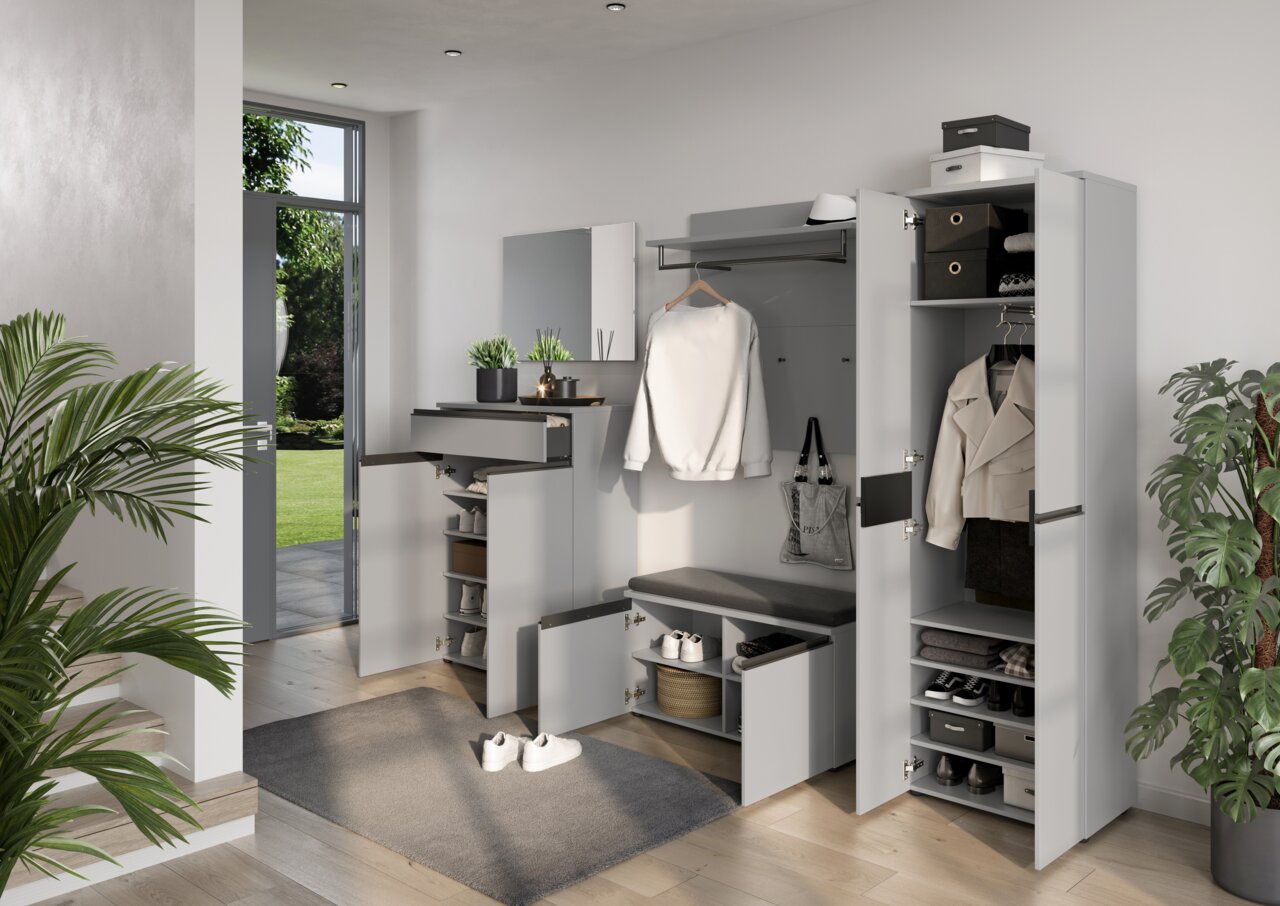 Moderne Garderobeneinrichtung in einem hellen Raum mit Schuhschrank, Spiegel, Schuhbank und Garderobenschrank, seitliche Perspektive.