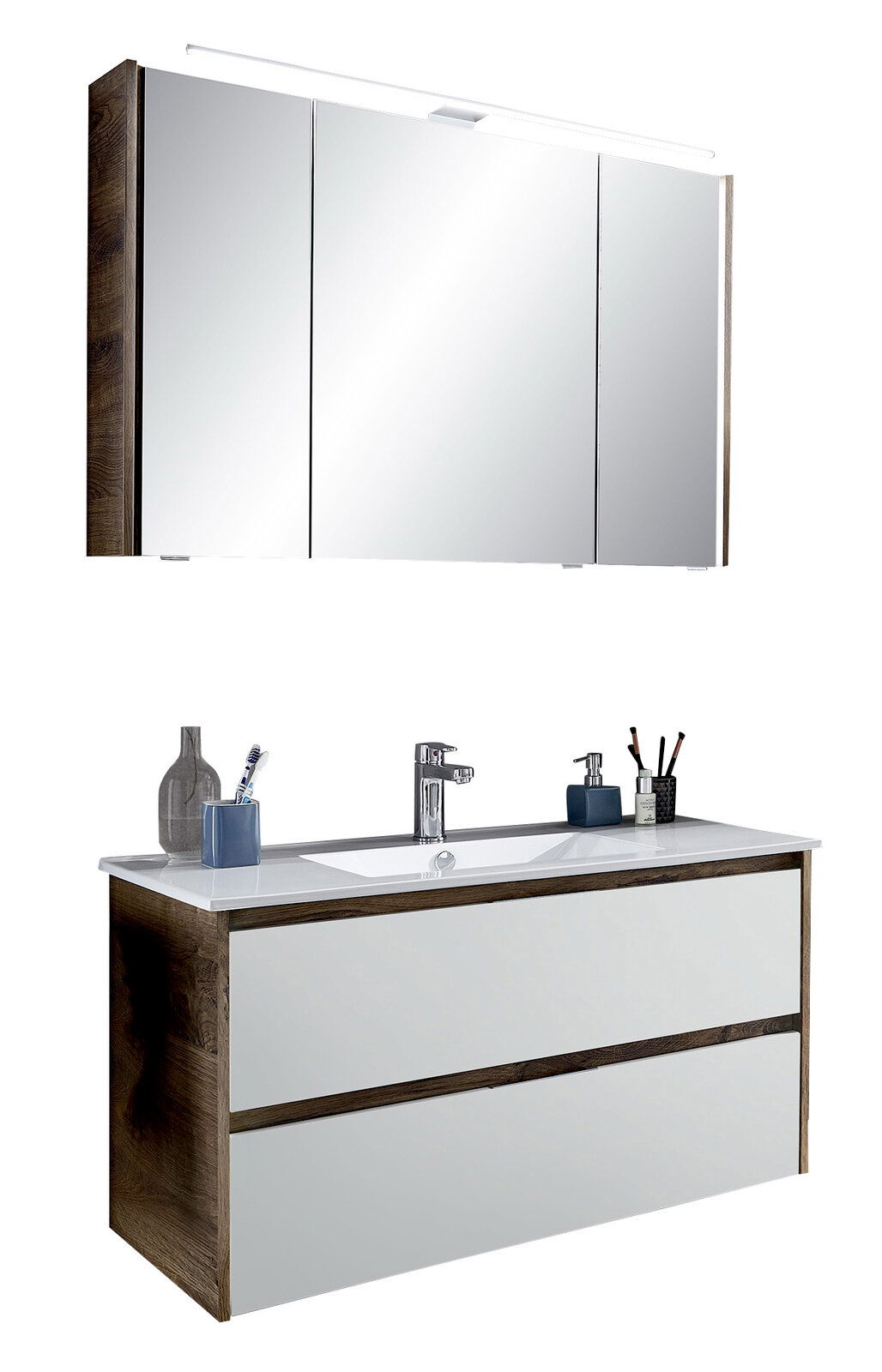 Moderne Badkombination mit Spiegelschrank und Waschbeckenunterschrank in Holzoptik, frontal betrachtet