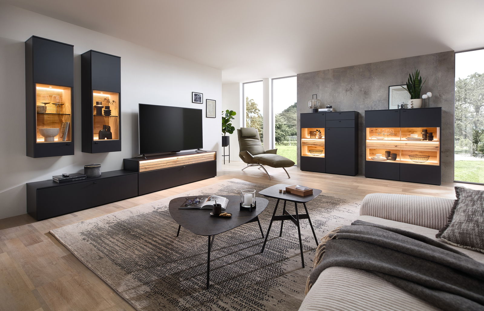 Venjakob Wandkombination LUMEA Moderne Wohnzimmer-Wandkombination in dunklem Design mit beleuchteten Vitrinen und TV-Schrank, seitliche Perspektive