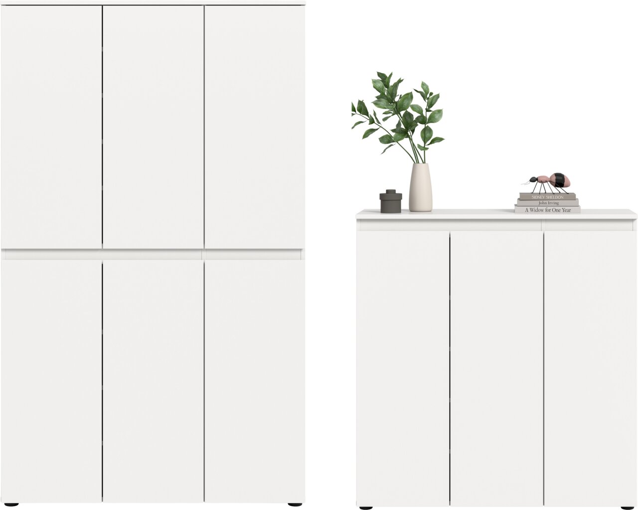 Weiße, grifflose Kommode/Sideboard mit vier Türen und glatter Front, frontal in gerader Vorderansicht auf weißem Hintergrund; oben mit Vase, Dose und Bücherstapel dekoriert.