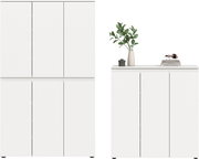 Weiße, grifflose Kommode/Sideboard mit vier Türen und glatter Front, frontal in gerader Vorderansicht auf weißem Hintergrund; oben mit Vase, Dose und Bücherstapel dekoriert.