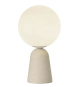 Moderne Tischleuchte mit kugelförmigem, weißem Lampenschirm und konischem, steinfarbenem Sockel, frontal abgebildet.