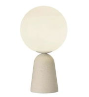 Moderne Tischleuchte mit kugelförmigem, weißem Lampenschirm und konischem, steinfarbenem Sockel, frontal abgebildet.