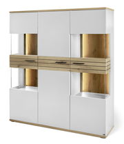 Modernes Highboard mit weißer Front und Holzakzenten, frontal betrachtet.