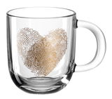 Glas-Tasse mit Herzmotiv aus Fingerabdrücken, seitliche Perspektive