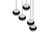 Fünf kugelförmige Pendelleuchten in Schwarz und Silber, von oben betrachtet, in einer modernen Anordnung hängend.
