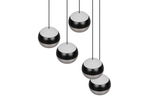 Fünf kugelförmige Pendelleuchten in Schwarz und Silber, von oben betrachtet, in einer modernen Anordnung hängend.