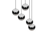 Fünf kugelförmige Pendelleuchten in Schwarz und Silber, von oben betrachtet, in einer modernen Anordnung hängend.