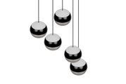 Vijf bolvormige hanglampen in zwart en zilver, gezien van bovenaf, opgehangen in een moderne opstelling.