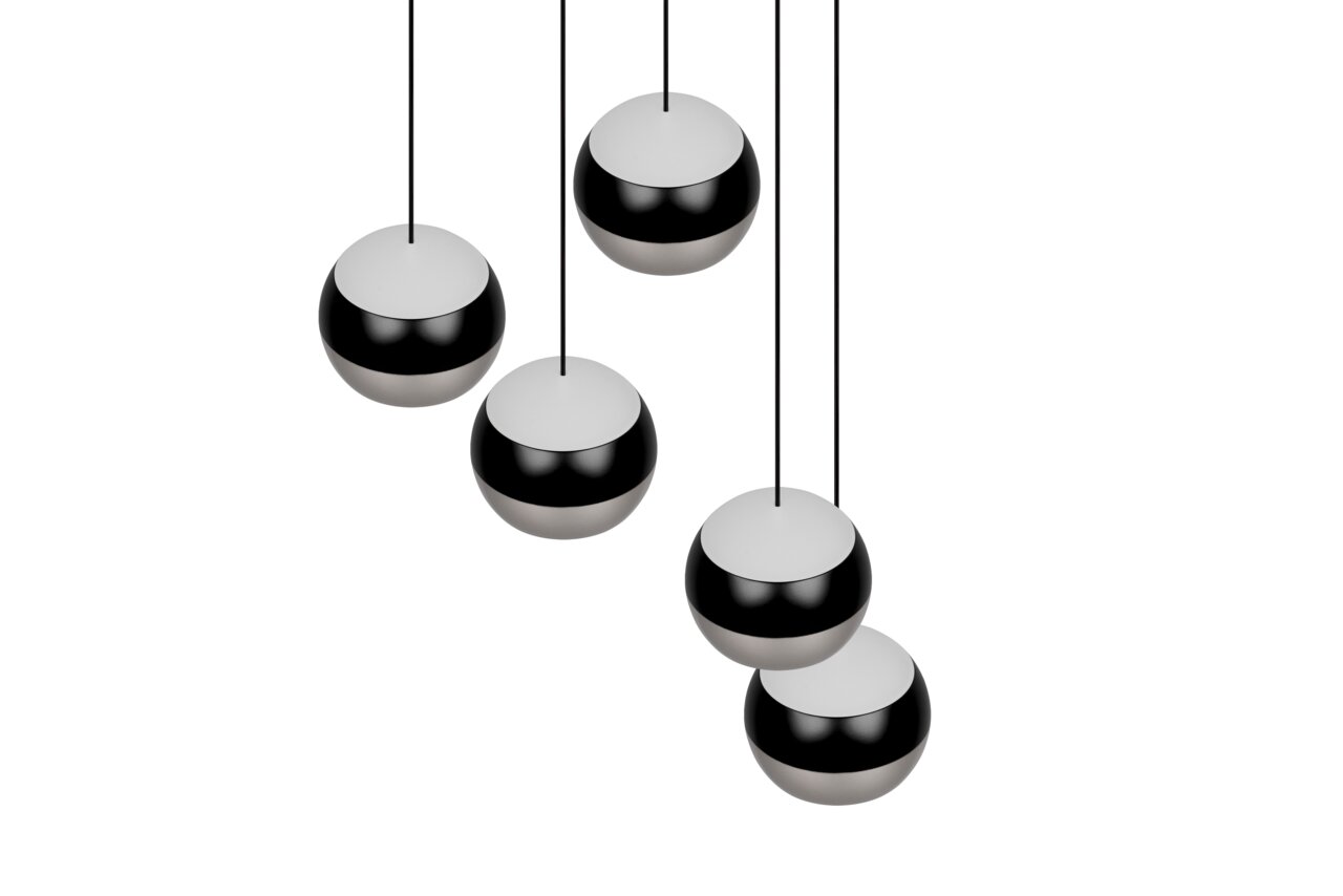 Vijf bolvormige hanglampen in zwart en zilver, gezien van bovenaf, opgehangen in een moderne opstelling.