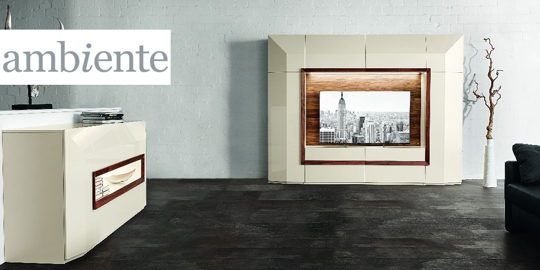 Een moderne woonkamer met elegante, crèmekleurige meubels, een kunstwerk met stadsmotieven en stijlvolle accenten.