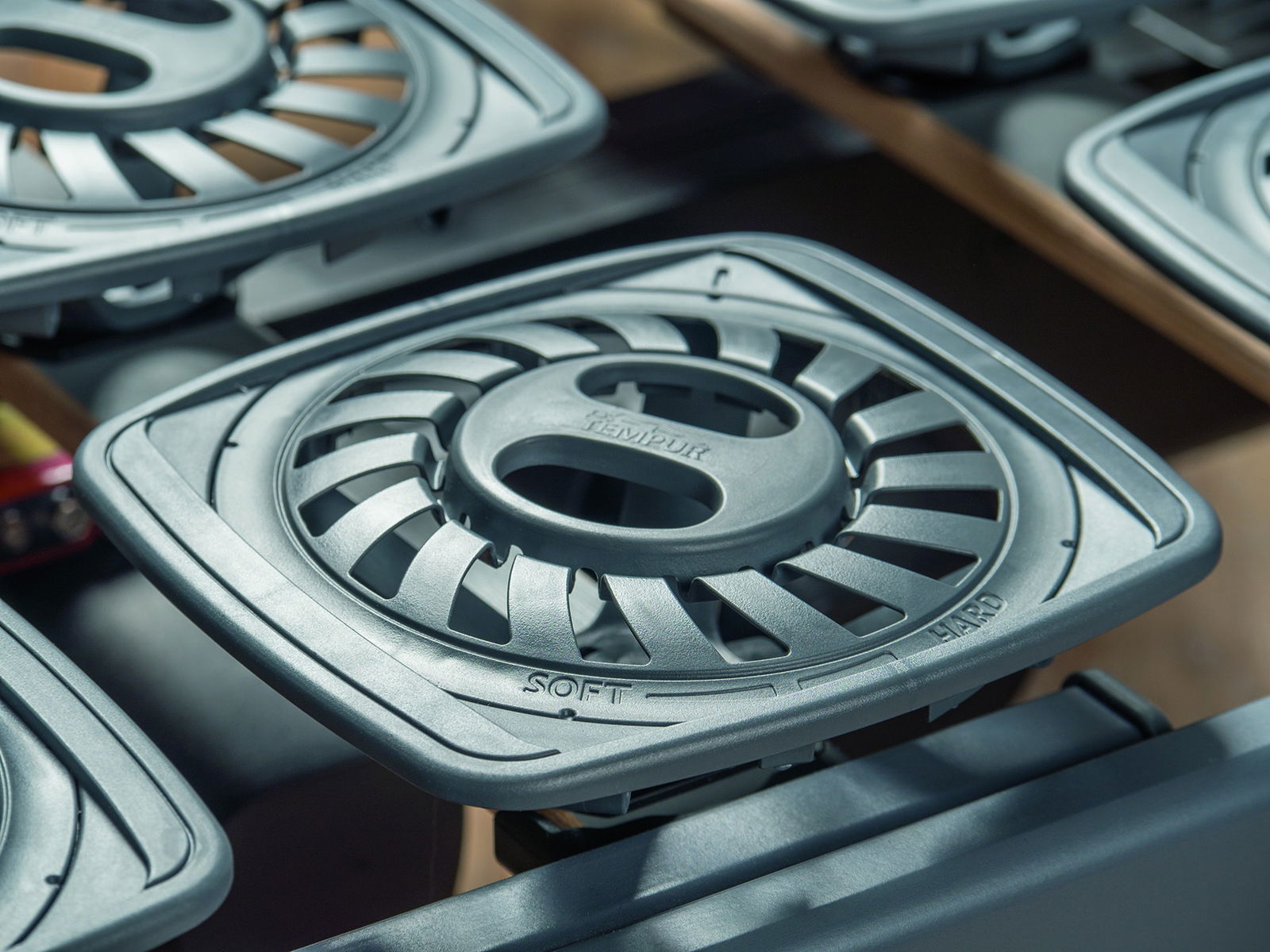 Nahaufnahme eines verstellbaren Systemrahmens mit weichen und harten Einstellungen, perspektivisch von oben betrachtet.