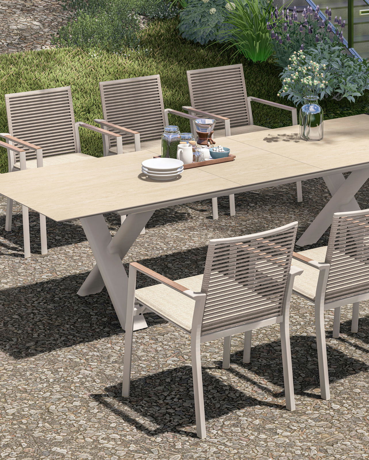 Gartenmöbel-Set mit Ausziehtisch und Stapelsesseln, seitliche Perspektive
