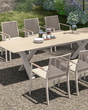 Gartenmöbel-Set mit Ausziehtisch und Stapelsesseln, seitliche Perspektive