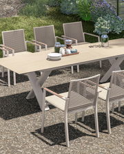 Gartenmöbel-Set mit Ausziehtisch und Stapelsesseln, seitliche Perspektive