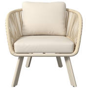 Frontansicht eines beigen Loungesessels mit Kissen und geflochtenen Armlehnen.