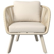 Vooraanzicht van een beige loungestoel met kussens en gevlochten armleuningen.