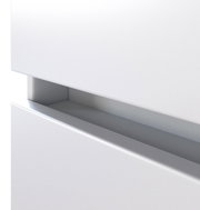 Nahaufnahme eines weißen Hochschranks mit modernem, grifflosem Design.