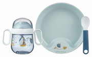 Babygeschirr-Set bestehend aus einem blauen Teller, einem Becher mit Griffen und einem Löffel, mit maritimen Motiven, aus der Vogelperspektive.