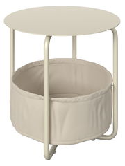 Runder Beistelltisch mit cremefarbenem Metallgestell und Stoffkorb, seitliche Perspektive