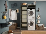Hauswirtschaftsraum mit offenem Schrank, Waschmaschine und Trockner in Frontansicht