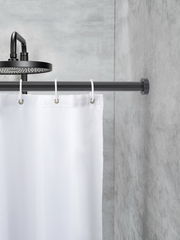 Teleskop Duschstange in einer modernen Badezimmerumgebung, seitliche Perspektive