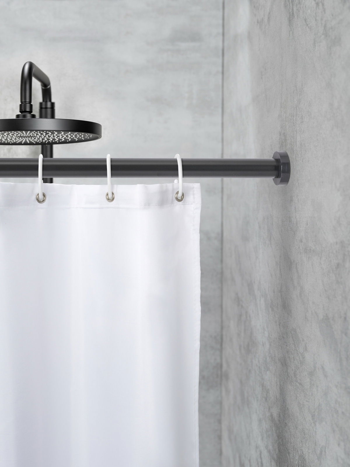 Teleskop Duschstange in einer modernen Badezimmerumgebung, seitliche Perspektive