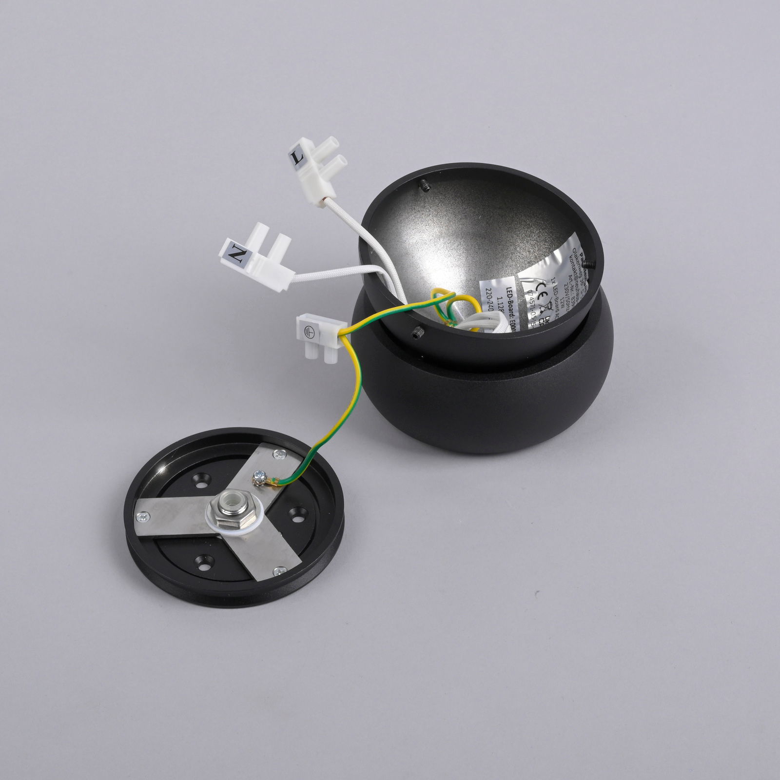 LED-Deckenleuchte, Ansicht von oben, zeigt die Verkabelung und Montageplatte.