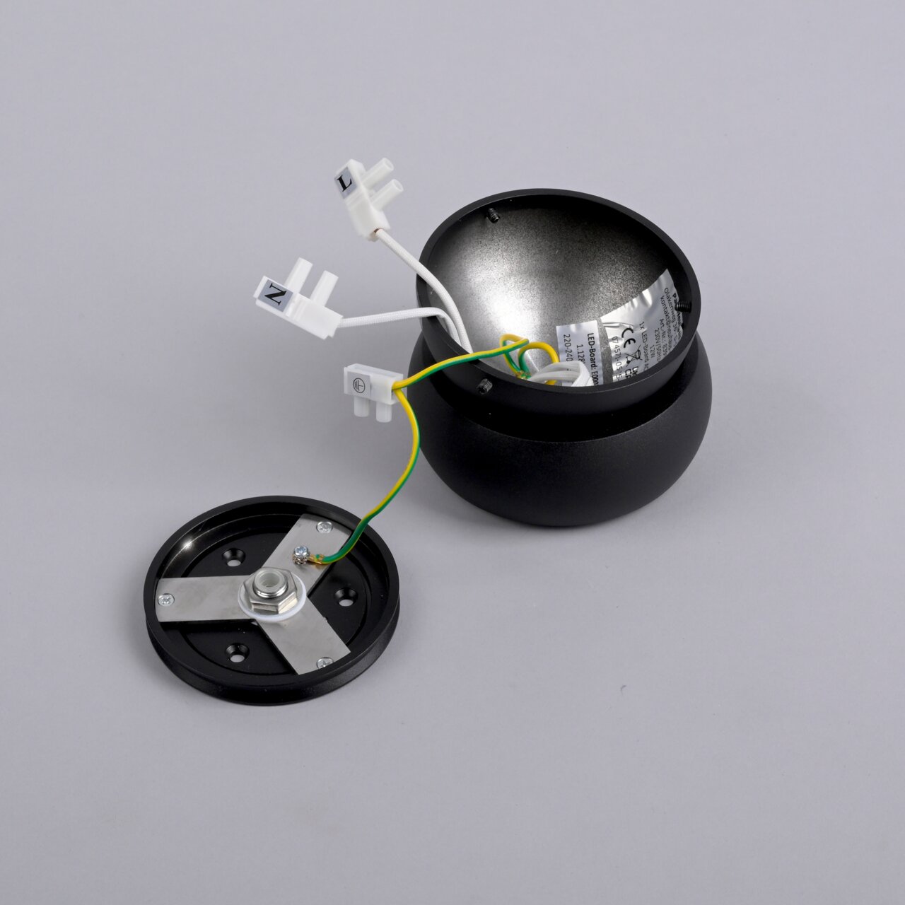 LED-plafondlamp, bovenaanzicht, toont de bedrading en de montageplaat.