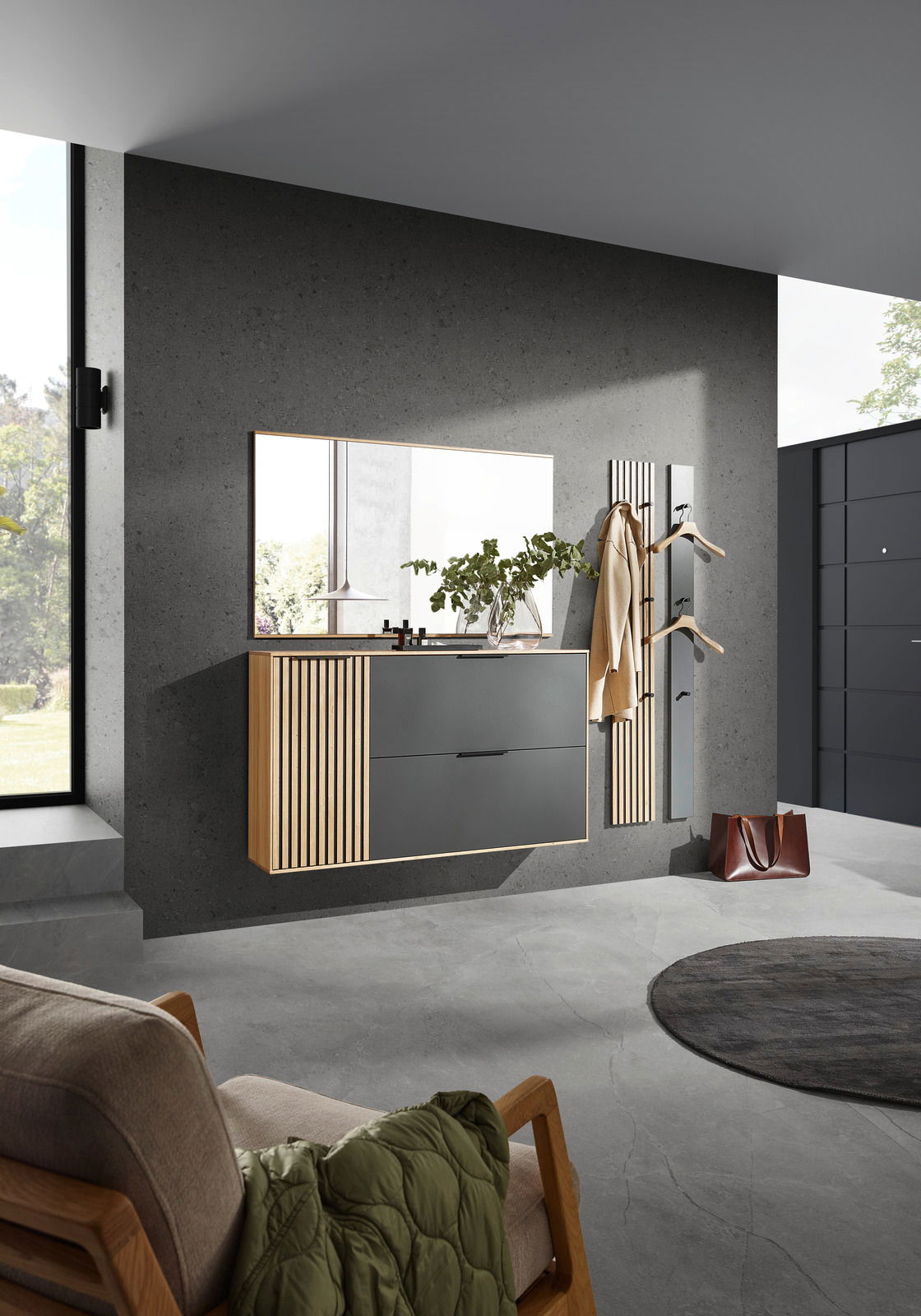 Dieter Knoll Garderoben-Set 4-tlg. RIVA Moderner Eingangsbereich mit hängendem Schuhschrank, großem Spiegel und Garderobenpaneel in Holzoptik, seitliche Perspektive.