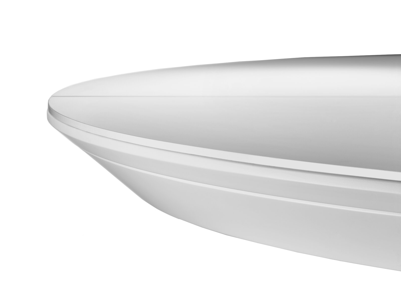 Nahaufnahme der Kante eines weißen Esstisches aus seitlicher Perspektive