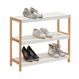 Schuhregal aus Holz und Metall mit drei Ebenen, gefüllt mit verschiedenen Schuhen, seitliche Perspektive