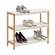 Schuhregal aus Holz und Metall mit drei Ebenen, gefüllt mit verschiedenen Schuhen, seitliche Perspektive