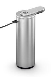 Edelstahlfarbener elektrischer Korkenzieher/Weinöffner mit Hebel und Power-Taste, seitlich angeschlossenes Ladekabel, Produktansicht schräg von vorne oben auf weißem Hintergrund