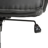 Nahaufnahme eines Hebels unter einem Gaming Stuhl, der zur Höhenverstellung und Arretierung dient.