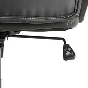 Nahaufnahme eines Hebels unter einem Gaming Stuhl, der zur Höhenverstellung und Arretierung dient.